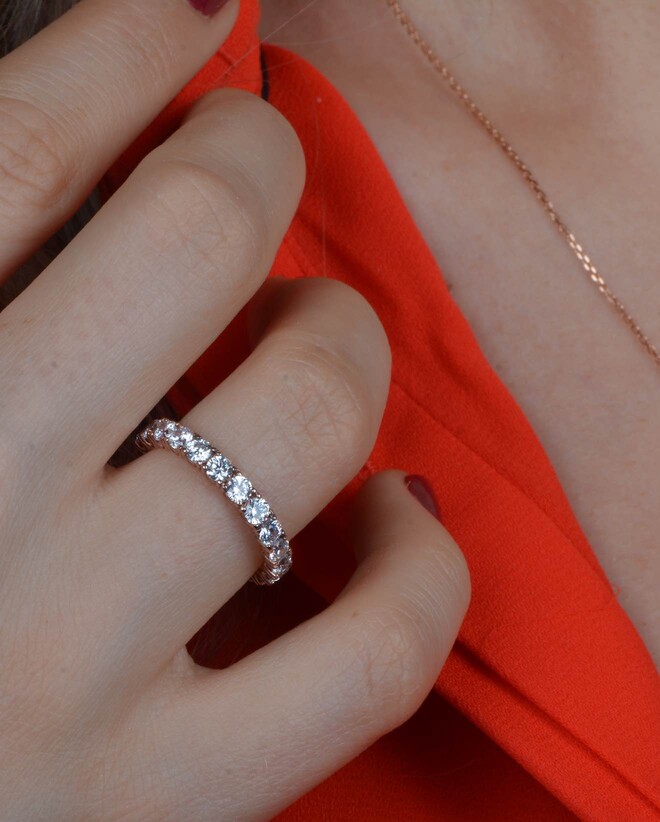 Zásnubný prsteň je určený na zásnuby, teda keď muž požiada ženu o ruku. Nosí ho len žena, ktorá tým dáva najavo, že sa vydáva. Zásnubný prsteň je zvyčajne osadený jedným alebo viacerými kameňmi, najčastejšie diamantmi alebo inými drahými kameňmi. Nosí sa na ľavom prstenníku. Podľa tradície by sa svadba mala uskutočniť do roka a do dňa od požiadania o ruku. Je to však nepísané pravidlo, ktoré mnohé snúbenecké páry nedodržiavajú.